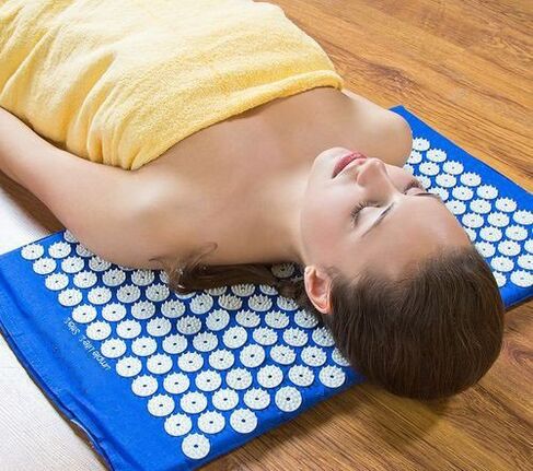 Kuznetsov Aplikátor s cervikálnou osteochondrózou